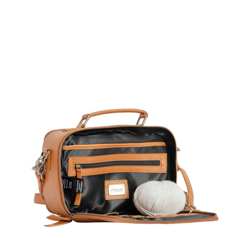 muud, Lilly Crossbody, braun, geöffnet mit Knäuel von der Seite