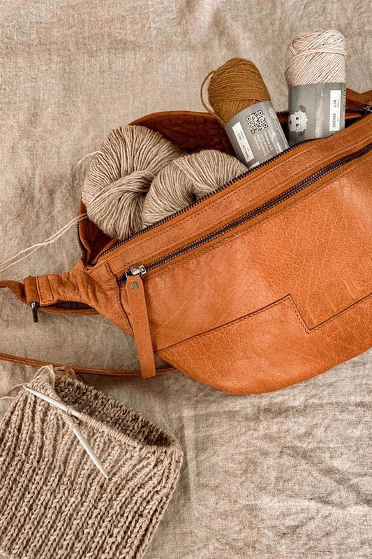 muud Vegas Tasche braun, mit Knäulen gefüllt und Stricken in Benutzung