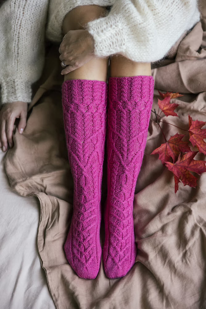 Kukkapolku Socks | Motif torsadé avec tutoriel gratuit en fil Nalle de Novita