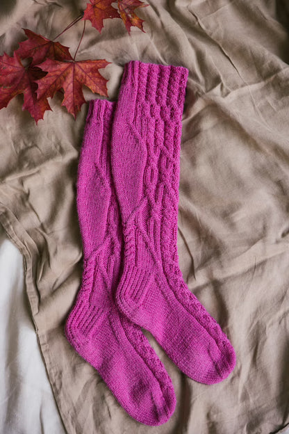 Kukkapolku Socks | Motif torsadé avec tutoriel gratuit en fil Nalle de Novita
