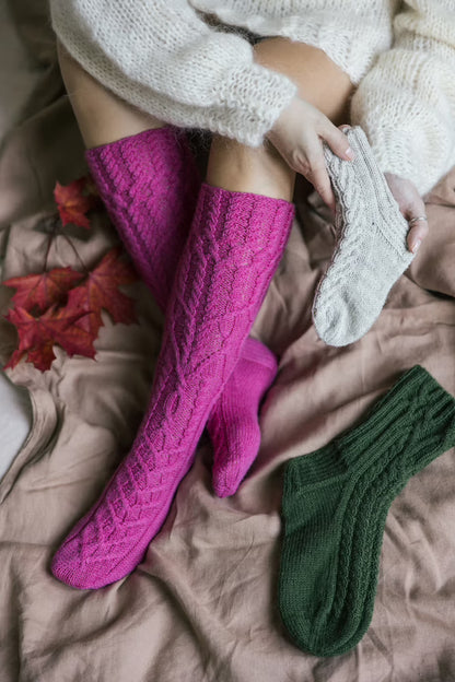 Kukkapolku Socks | Motif torsadé avec tutoriel gratuit en fil Nalle de Novita
