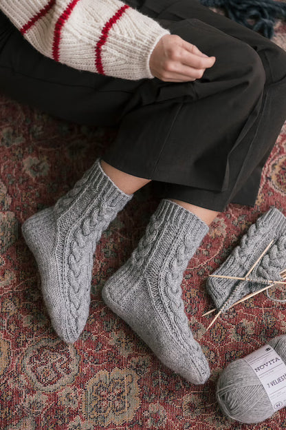 Moorland Socks | chaussettes chaudes en point de tresse avec la laine 7 Brothers de Novita, patron gratuit