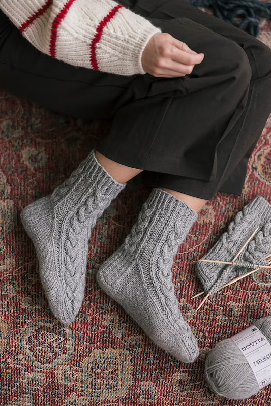Moorland Socks | chaussettes chaudes en point de tresse avec la laine 7 Brothers de Novita, patron gratuit