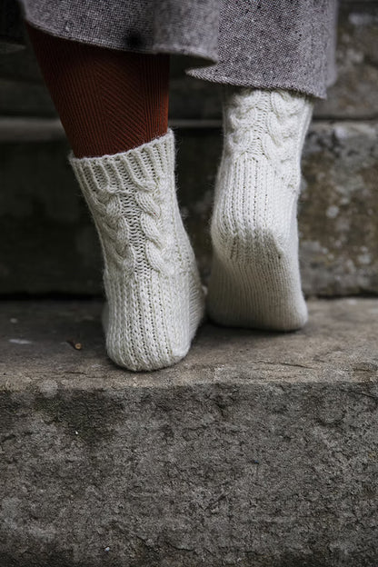 Moorland Socks | chaussettes chaudes en point de tresse avec la laine 7 Brothers de Novita, patron gratuit