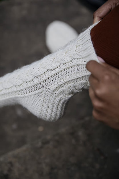 Moorland Socks | chaussettes chaudes en point de tresse avec la laine 7 Brothers de Novita, patron gratuit