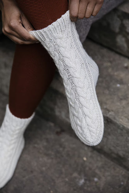 Moorland Socks | chaussettes chaudes en point de tresse avec la laine 7 Brothers de Novita, patron gratuit