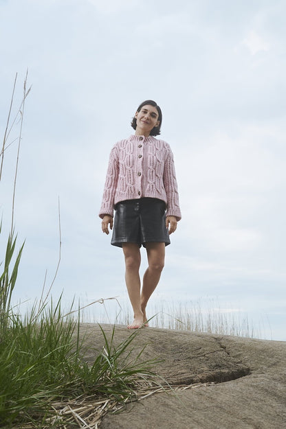 Yhdessä Cardigan | warme Zopfmusterjacke aus 7 Sisters von Novita