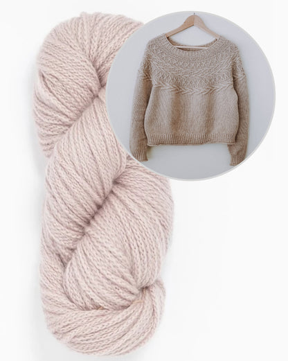 Maglione Oksa | motivo a trecce decorativo sul carré in Far di Woolfolk