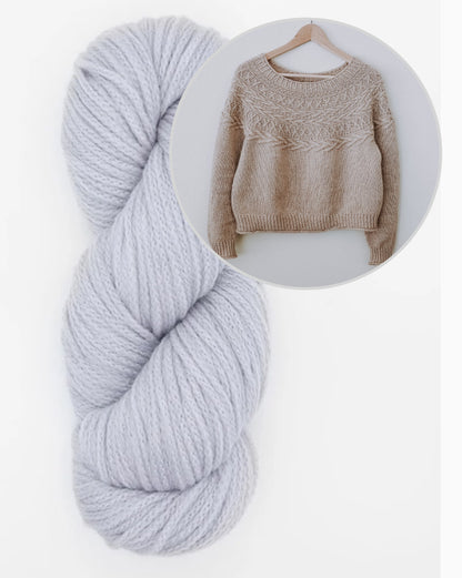 Maglione Oksa | motivo a trecce decorativo sul carré in Far di Woolfolk
