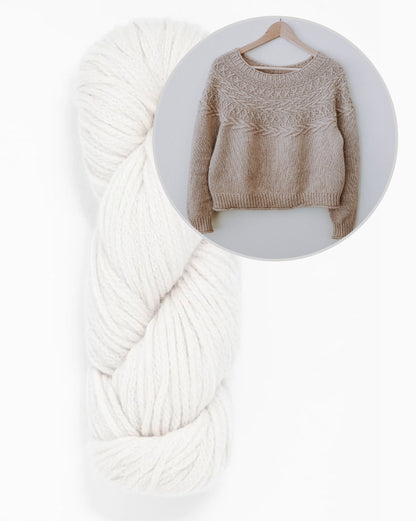 Maglione Oksa | motivo a trecce decorativo sul carré in Far di Woolfolk