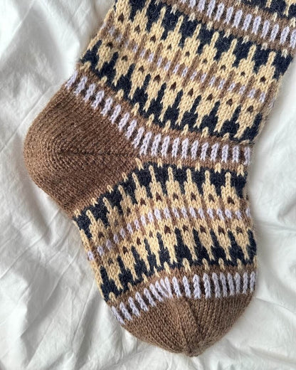 Chaussette de Noël Celeste | avec un joli motif norvégien en Peer Gynt de Sandnes Garn