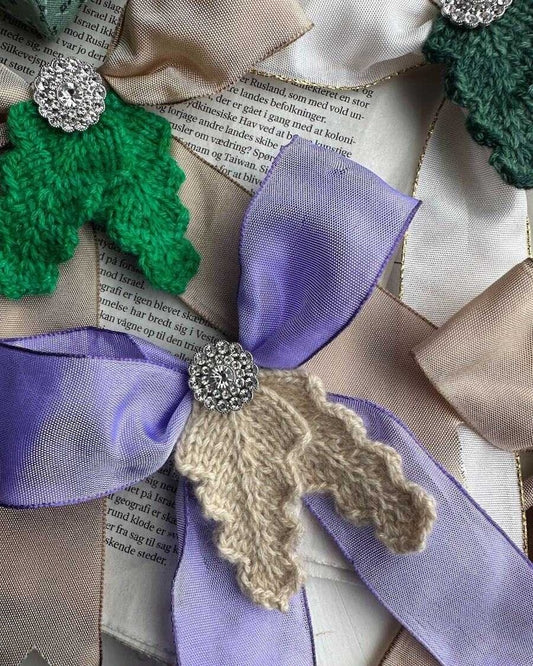 Holly Bow | Nœud festif avec tutoriel gratuit en Classic Cashmere de Cardiff