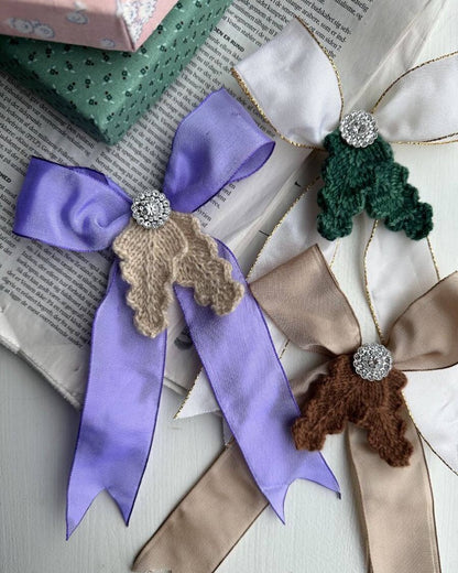 Holly Bow | Nœud festif avec tutoriel gratuit en Classic Cashmere de Cardiff