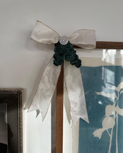 Holly Bow | Nœud festif avec tutoriel gratuit en Classic Cashmere de Cardiff