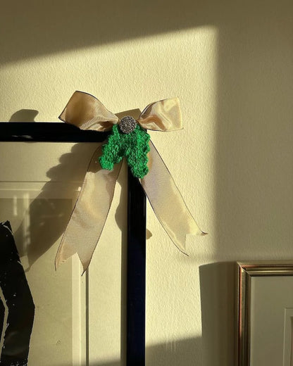Holly Bow | Nœud festif avec tutoriel gratuit en Classic Cashmere de Cardiff