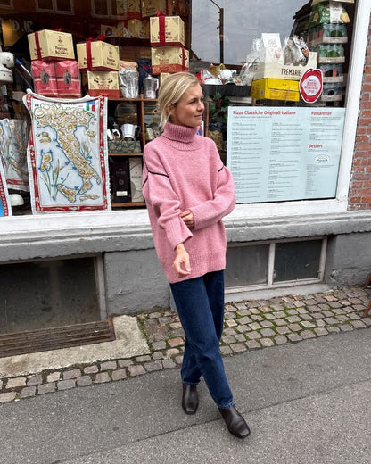 Pull Linea | col roulé chaud et fines lignes contrastantes en satin de Sandnes Garn