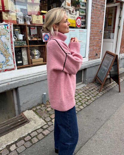 Pull Linea | col roulé chaud et fines lignes contrastantes en satin de Sandnes Garn