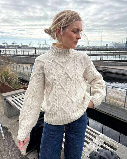 Saga Sweater | un motif torsadé enchanteur de Sandnes Garn en Atlas
