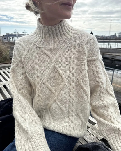 Saga Sweater | un motif torsadé enchanteur de Sandnes Garn en Atlas