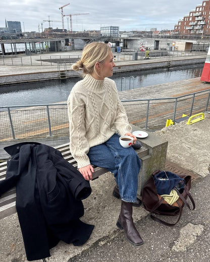 Saga Sweater | un motif torsadé enchanteur de Sandnes Garn en Atlas