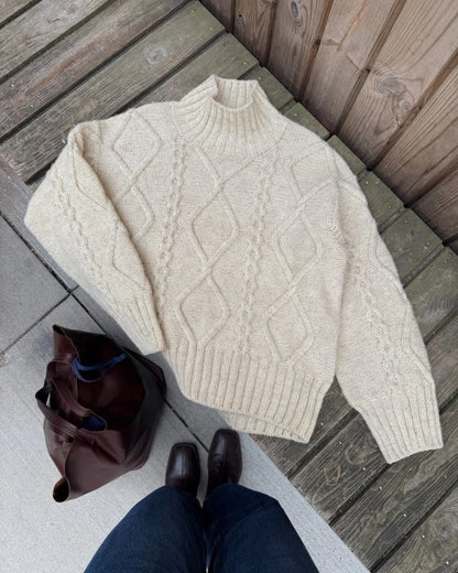 Saga Sweater | un motif torsadé enchanteur de Sandnes Garn en Atlas