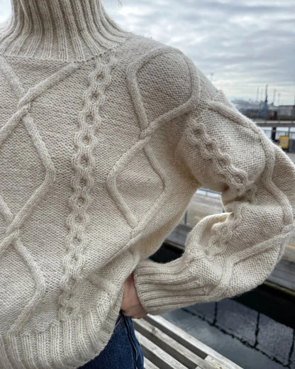 Saga Sweater | un motif torsadé enchanteur de Sandnes Garn en Atlas
