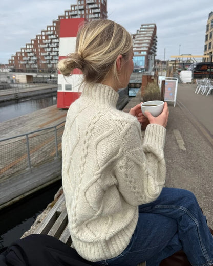 Saga Sweater | un motif torsadé enchanteur de Sandnes Garn en Atlas