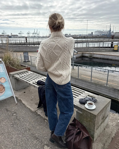 Saga Sweater | un motif torsadé enchanteur de Sandnes Garn en Atlas