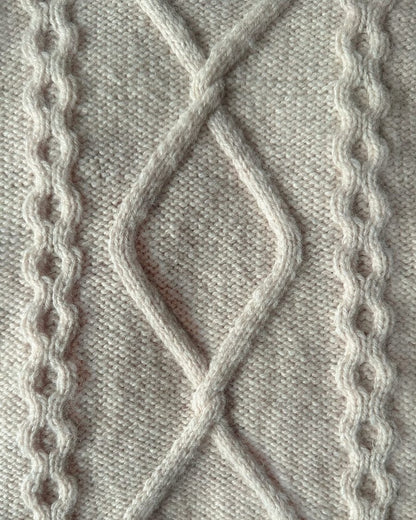 Saga Sweater | un motif torsadé enchanteur de Sandnes Garn en Atlas