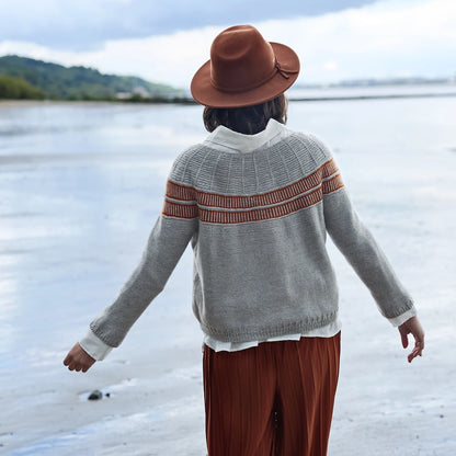 Pull "Precious Memory" | délicat motif à rayures en Cheeky Merino Joy de Rosy Green Wool