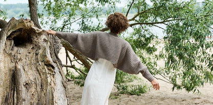 Open Horizon Bolero | super polyvalent, tricoté en Cheeky Merino Joy de Rosy Green Wool