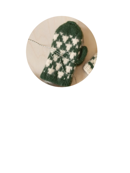 Christmas Tree Mittens | festliche Fäustlinge mit Fritidsgarn von Sandnes Garn - mit gedruckter Anleitung