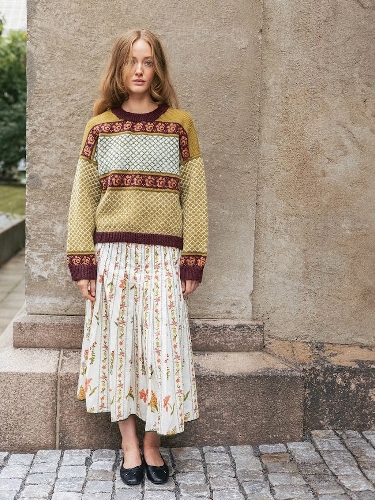 Pull Blome pour femme | motif de roses délicat en Tynn Peer Gynt de Sandnes Garn