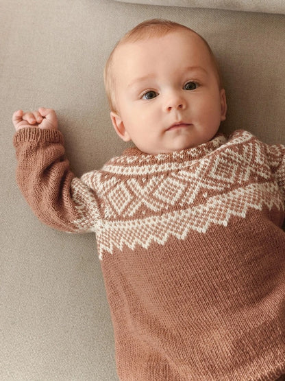 Marius Sweater Baby - two-colored | delicate pattern from Sunday by Sandnes Garn