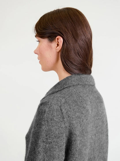 Aria Sweater | pull fin avec col polo en fil Folgetrad Alpakka et Tynn Silk Mohair de Sandnes Garn