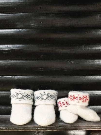 Chaussons en feutre avec des flocons de neige | charmant cadeau en Fritidsgarn de Sandnes Garn