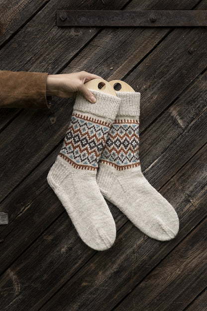 Syysyö Socks von Ronja Hakalehto mit Nalle von Novita 2