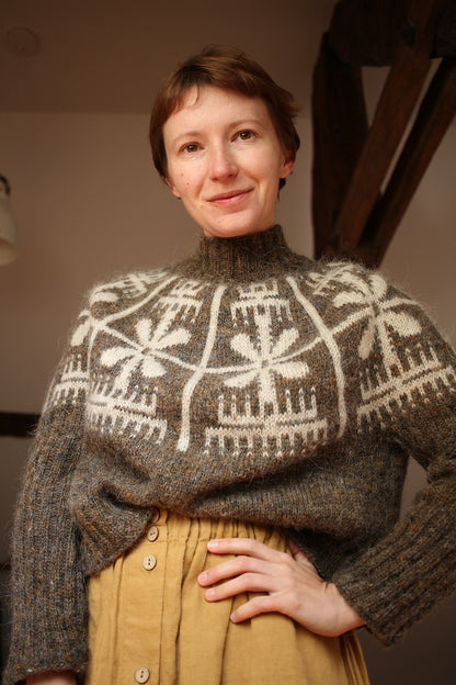 Yardana Pullover | Pull norvégien fleuri en Plötulopi de Lopi Island
