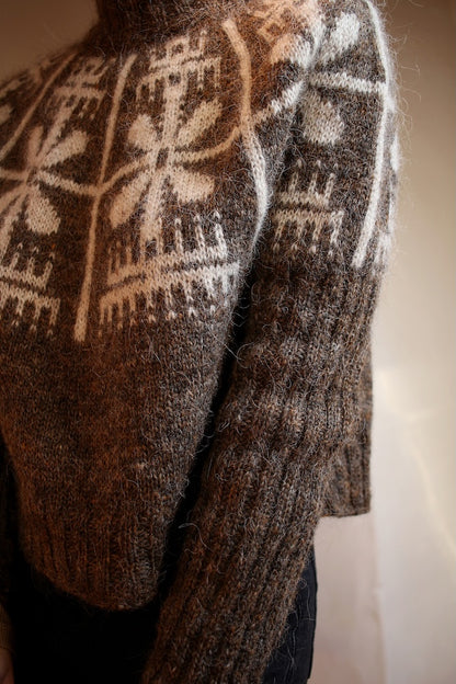 Yardana Pullover | Pull norvégien fleuri en Plötulopi de Lopi Island