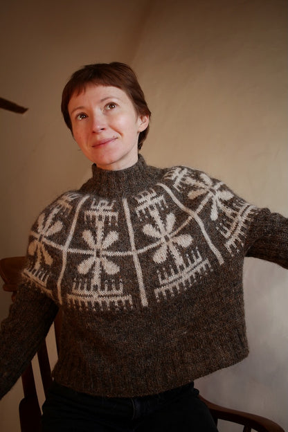 Yardana Pullover | Pull norvégien fleuri en Plötulopi de Lopi Island