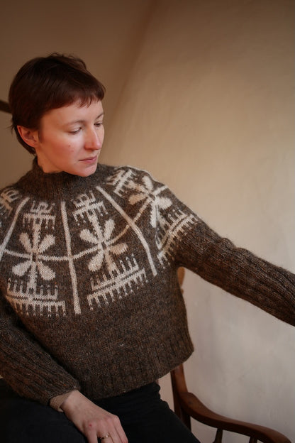 Yardana Pullover | Pull norvégien fleuri en Plötulopi de Lopi Island