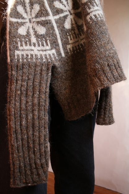 Yardana Pullover | Pull norvégien fleuri en Plötulopi de Lopi Island