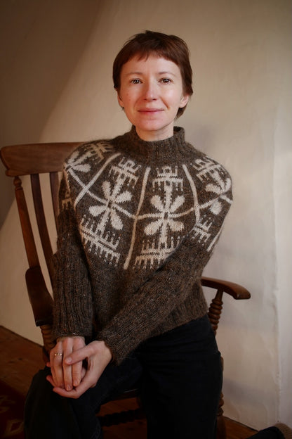 Yardana Pullover | Pull norvégien fleuri en Plötulopi de Lopi Island