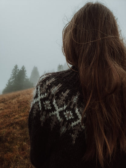 Fjelltur Sweater | kontrastfyldt norsk mønster af Alafosslopi fra Lopi Island