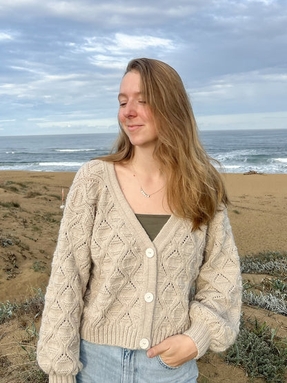 Waves Cardigan | de charmantes motifs d'ondes en Double Sunday de Sandnes Garn