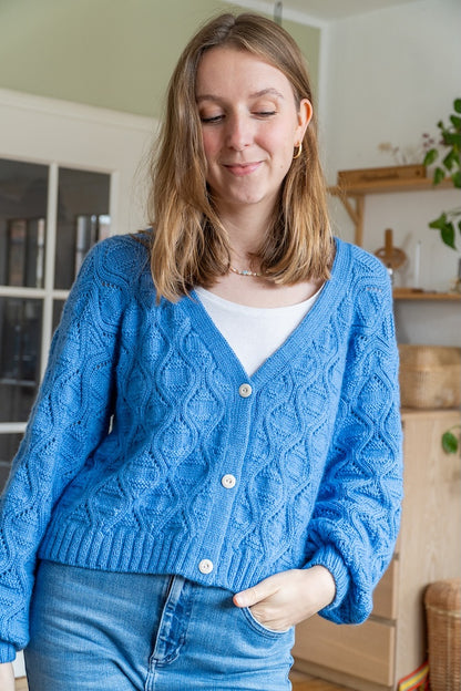 Waves Cardigan | de charmantes motifs d'ondes en Double Sunday de Sandnes Garn