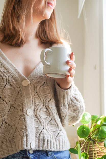 Waves Cardigan | de charmantes motifs d'ondes en Double Sunday de Sandnes Garn