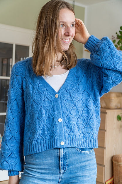 Waves Cardigan | de charmantes motifs d'ondes en Double Sunday de Sandnes Garn