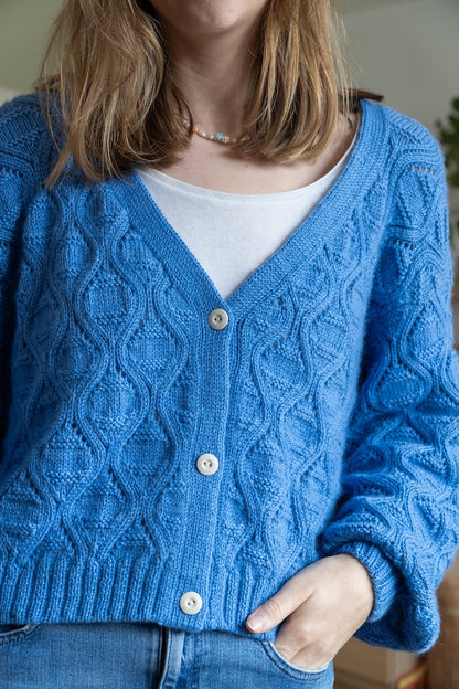Waves Cardigan | de charmantes motifs d'ondes en Double Sunday de Sandnes Garn