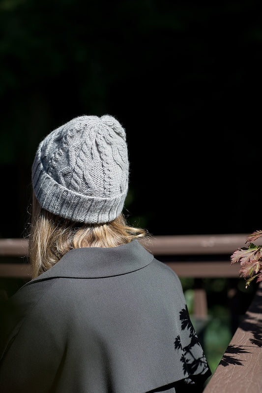 Vokse Hat | Zopfmuster Mütze aus Far von Woolfolk